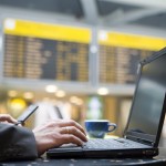 ¿Se pueden cargar aparatos electrónicos en el aeropuerto?