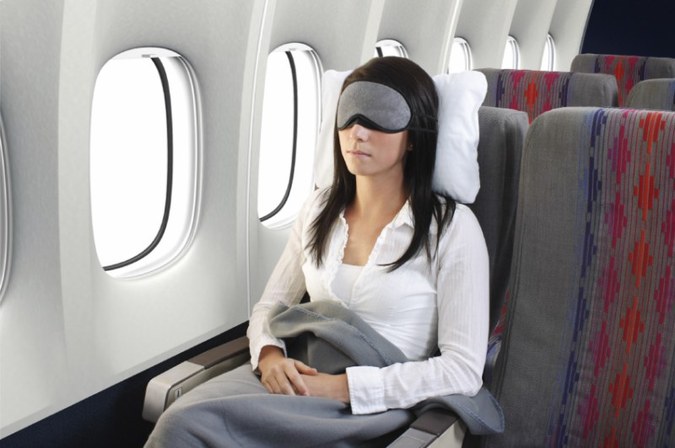dormir cómodamente durante un viaje en avión