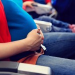 Embarazada de 8 meses: ¿Se puede viajar en avión?