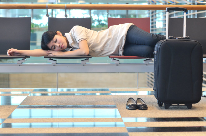 dormir en un aeropuerto