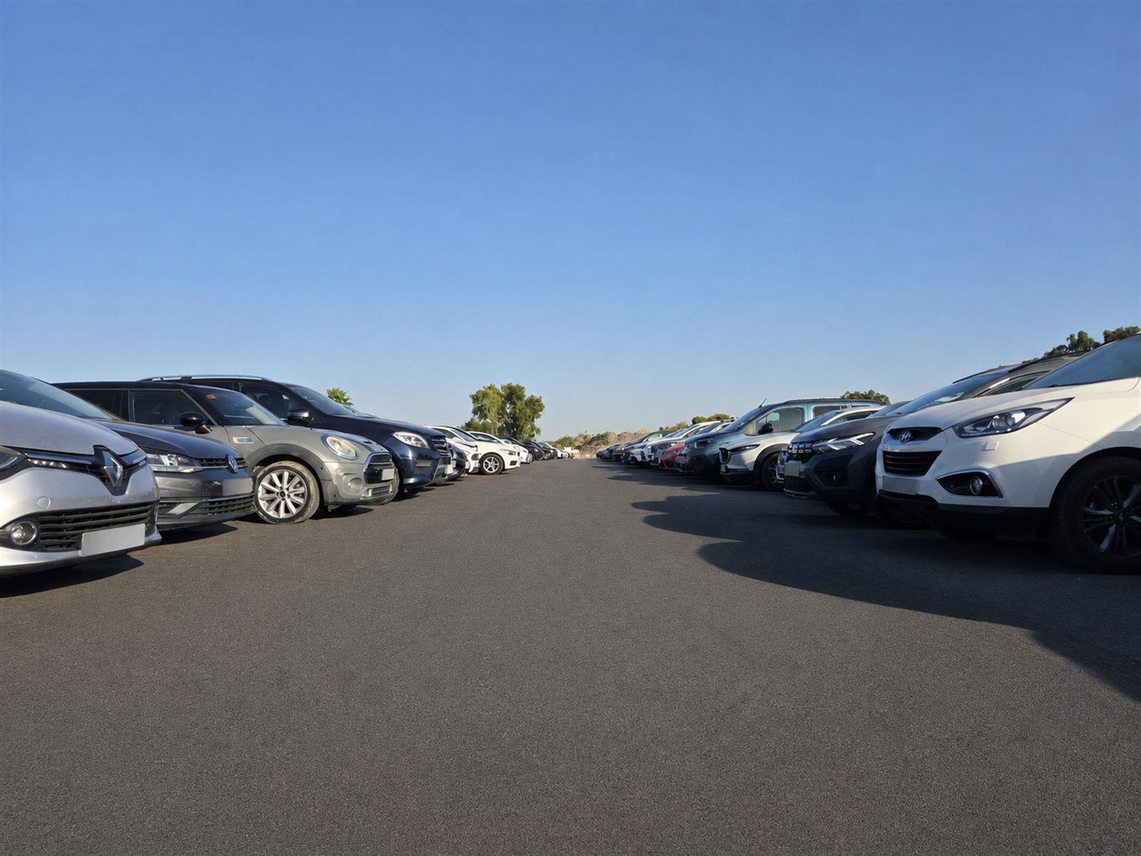 Veh&iacute;culos estacionados en las instalaciones de SP Parking junto al Aeropuerto de M&aacute;laga