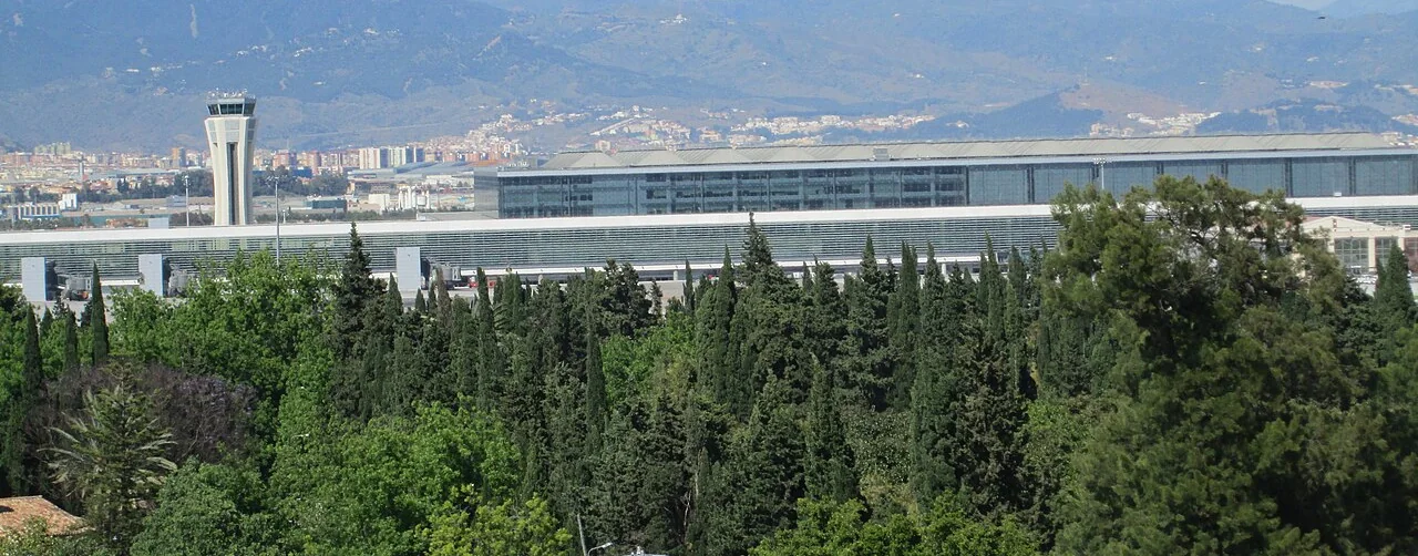 Vista real del Aeropuerto de M&aacute;laga-Costa del Sol desde Churriana, con la torre de control y la Terminal 3