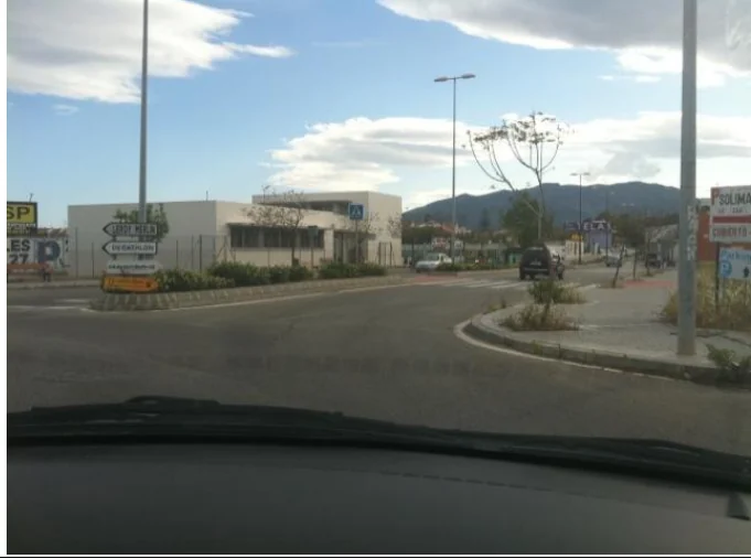 Paso 11: Siga recto en la siguiente rotonda
